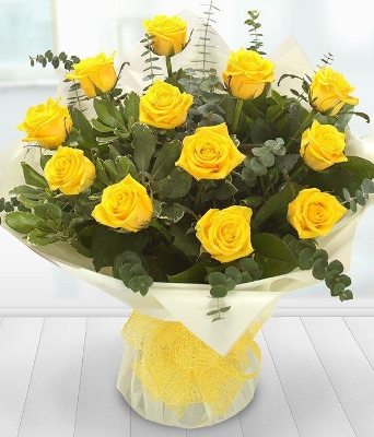 12 Yellow roses